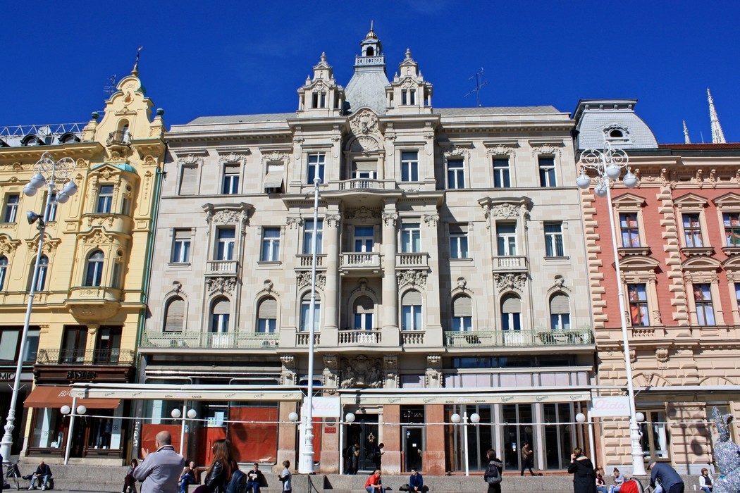Trg bana Jelačića 7, stambeno-trgovačka zgrada sagrađena 1905. godine za trgovca Roberta Kolmara prema projektu atelijera Hönigsberg i Deutsch